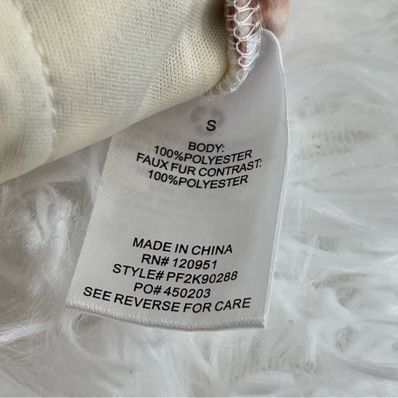 Pink Rose Cropped Shacket Woman’s Size Small Aztec print pockets - Picture 4 of 8